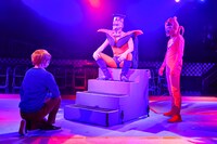 「LIVE ミュージカル演劇『チャージマン研！』R-2」より。（撮影：鏡田伸幸）