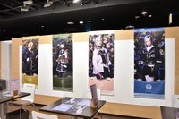 壁に飾られた刀剣男士のタペストリー。