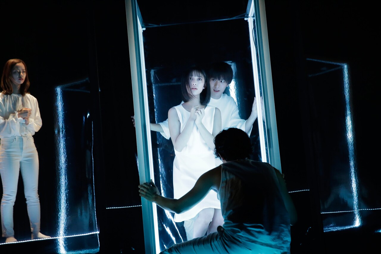 中屋敷法仁が見せる“舞台芸術の新たな境地”、島ハンス作「ガラスの部屋のミューズ」開幕