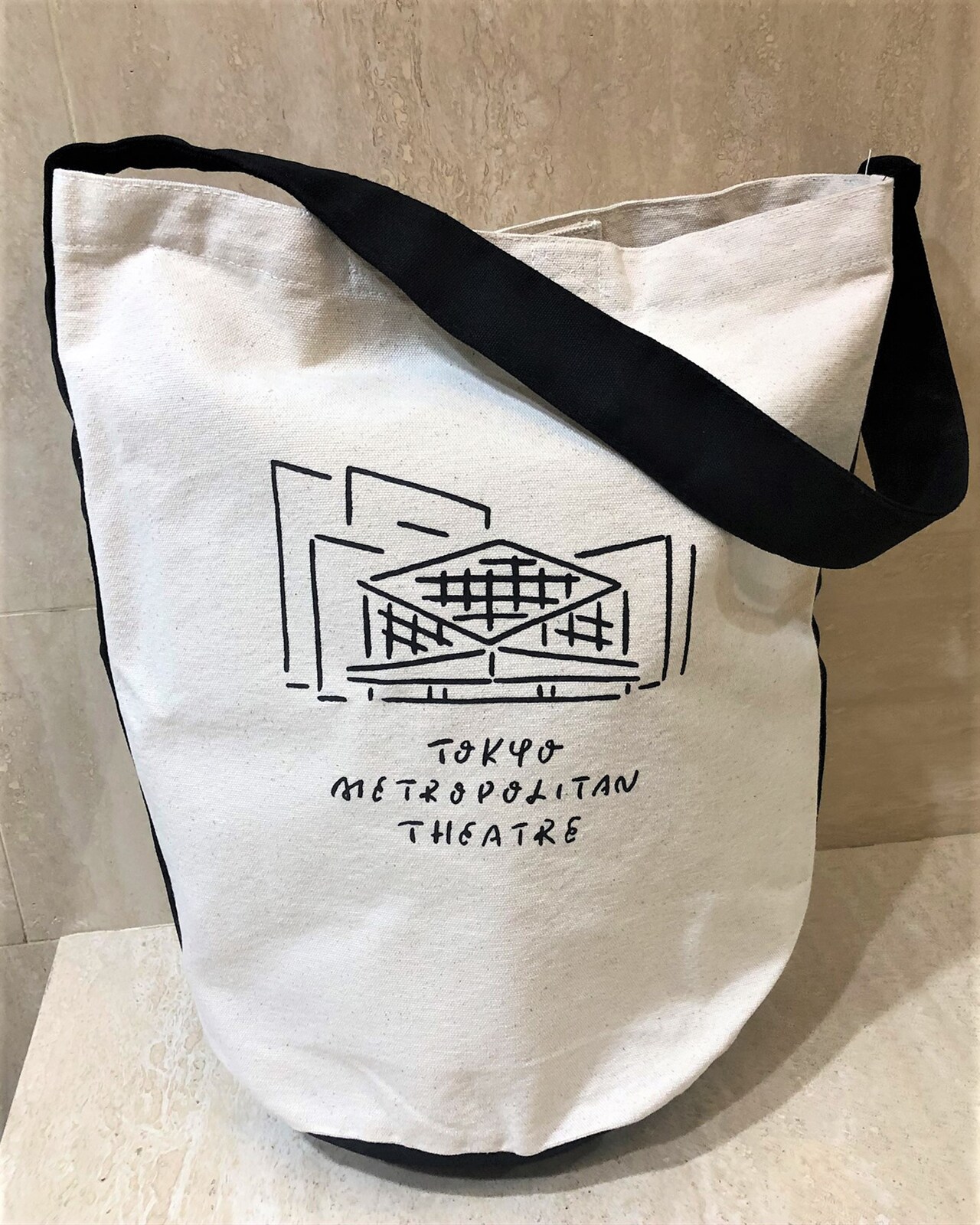 開館30周年の東京芸術劇場、イラストレーター長場雄とコラボでオリジナルバッグ販売