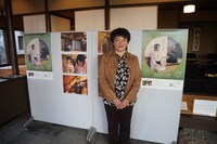 「千利休 評伝劇『雪間の草』」記者会見より。作・演出を手がける高橋恵。