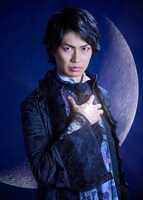 乃上夏樹扮するディミトリエ。