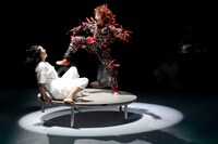 「赤鬼」A team公演より。（撮影：篠山紀信）