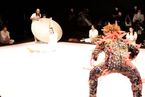 「赤鬼」A team公演より。（撮影：篠山紀信）