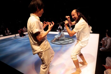 「赤鬼」A team公演より。（撮影：篠山紀信）