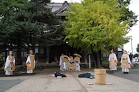 2018年に上演された「おぉっと えぇっと ええ じゃないか」の様子。(c)Y.Inokuma