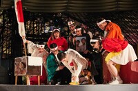東京芸術祭2020 野外劇「NIPPON・CHA! CHA! CHA!」より。（撮影：住田磨音）