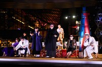 東京芸術祭2020 野外劇「NIPPON・CHA! CHA! CHA!」より。（撮影：住田磨音）
