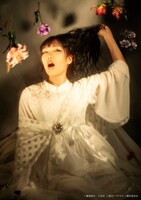 中村中扮する歌姫。