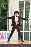 34歳を迎えた心境を、体を使って表現する松崎祐介。松崎によるとこのポーズは“大”を表しており、「翼を大きく広げ、大空に羽ばたく」という意味が込められているという。