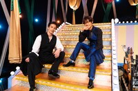 「オリジナルミュージカルコメディ 福田雄一×井上芳雄『グリーン&ブラックス』」#43より、左から廣瀬友祐、上口耕平。