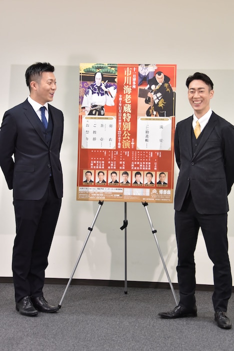 ソーシャルディスタンスを保つため、立つ位置を迷う中村児太郎(左)と坂東巳之助(右)。