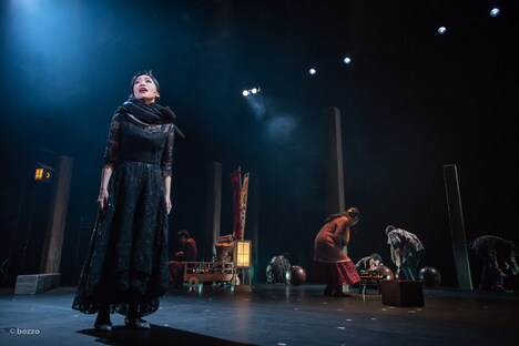 ロームシアター京都 レパートリー作品 木ノ下歌舞伎「糸井版 摂州合邦辻」より。（Photo by bozzo、提供：あうるすぽっと）