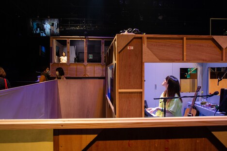 モモンガ・コンプレックス「わたしたちは、そろっている。」より。（撮影：三浦麻旅子）