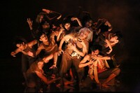 KAAT神奈川芸術劇場プロデュース「人類史」より。（撮影：宮川舞子）