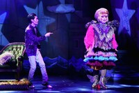 COCOON PRODUCTION 2020「フリムンシスターズ」より。（撮影：細野晋司）