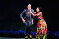 COCOON PRODUCTION 2020「フリムンシスターズ」より。（撮影：細野晋司）