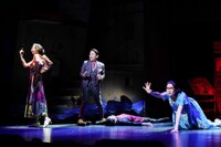 COCOON PRODUCTION 2020「フリムンシスターズ」より。（撮影：細野晋司）