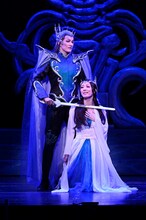 OSK日本歌劇団「南座新開場記念 OSK SAKURA REVUE『歌劇 海神別荘』～サクラ大戦より～」より。(c)松竹