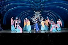 OSK日本歌劇団「南座新開場記念 OSK SAKURA REVUE『歌劇 海神別荘』～サクラ大戦より～」より。(c)松竹