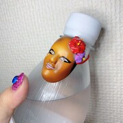 カプセルトイ「能面盛ってみた」より、ペットボトルに装着されたガングロの能面。