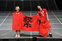 「ハイパープロジェクション演劇『ハイキュー!!』“ゴミ捨て場の決戦”」フォトセッションの様子。カメラマンが赤名竜之輔、醍醐虎汰朗を撮影しているとき、わざとだらけたポーズをとって記者たちを笑わせる近藤頌利（右）。左は永田崇人。