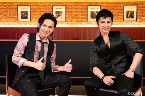 左から武田真治、中川晃教。(c)CS日テレ