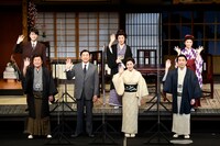 前列左から風間杜夫、高橋克実、大竹しのぶ、段田安則、後列左から林翔太、銀粉蝶、宮澤エマ。