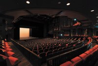 東京芸術劇場プレイハウスのポストカード（撮影：日暮雄一）