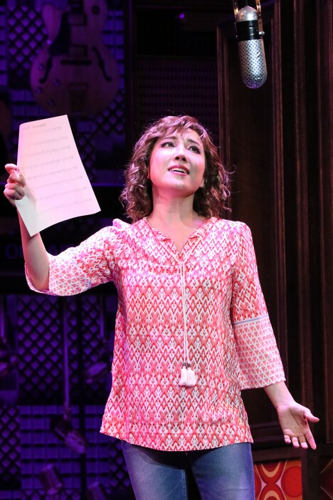 ミュージカル「ビューティフル」より、平原綾香扮するキャロル・キング。（写真提供：東宝演劇部）