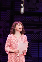 ミュージカル「ビューティフル」より、水樹奈々扮するキャロル・キング。（写真提供：東宝演劇部）