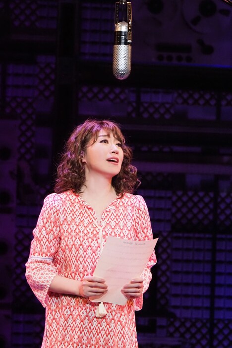 ミュージカル「ビューティフル」より、水樹奈々扮するキャロル・キング。（写真提供：東宝演劇部）