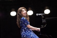 ミュージカル「ビューティフル」より、水樹奈々扮するキャロル・キング。（写真提供：東宝演劇部）