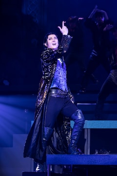 劇団シャイニング本公演の最終作 バンパイア描く Bloody Shadows 開幕 公演レポート ステージナタリー