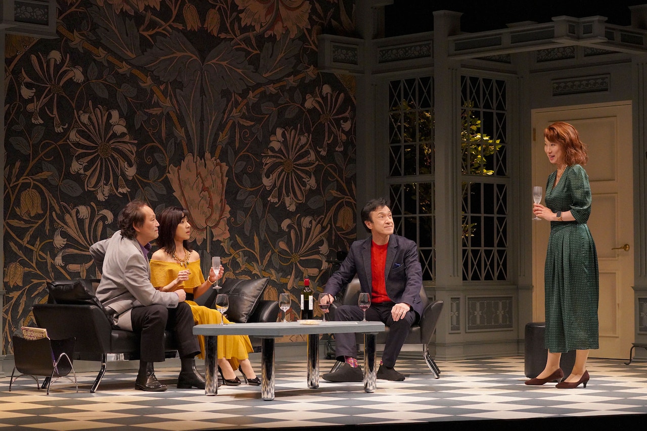 フロリアン・ゼレールの会話劇「嘘」開幕、演出・西川信廣が“嘘と真実の迷宮”にいざなう