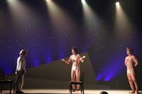 劇団鹿殺し ザ・ショルダーパッズ「銀河鉄道の夜」より。（撮影：和田咲子）