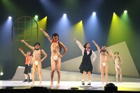 劇団鹿殺し ザ・ショルダーパッズ「少年探偵団」より。（撮影：和田咲子）