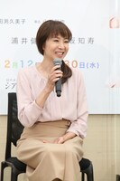 笑顔でコメントする保坂知寿。自身が話している最中に時報のチャイムが聞こえると、「では鐘が鳴りましたので……」と話を切り上げようとして、共演者たちを笑わせた。