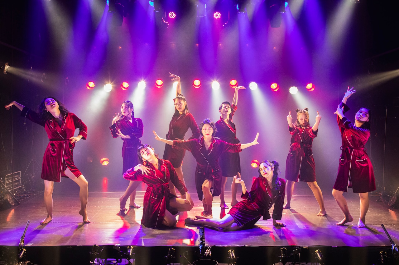 柿喰う客の女優9名が紡ぐ「夜盲症」開幕、七味まゆ味が自信「ひとつの到達点」