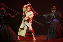 「髑髏城の七人～アカドクロ」より。(c)ヴィレッヂ・劇団☆新感線