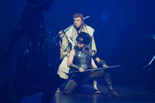 「髑髏城の七人～アカドクロ」より。(c)ヴィレッヂ・劇団☆新感線