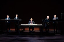 燐光群「拝啓天皇陛下様 前略総理大臣殿」より。（撮影：姫田蘭）