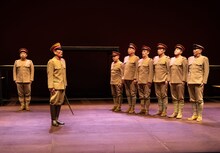 燐光群「拝啓天皇陛下様 前略総理大臣殿」より。（撮影：姫田蘭）