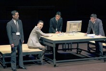 燐光群「拝啓天皇陛下様 前略総理大臣殿」より。（撮影：古元道広）