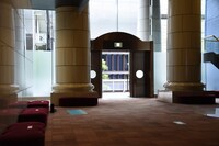 開場中から上演中まで常にロビーの扉は開放されている。