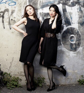 slatstick。左から永津真奈、中村なる美。