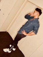 ベーシックなデニムシャツに、動きやすいジャージを合わせて。