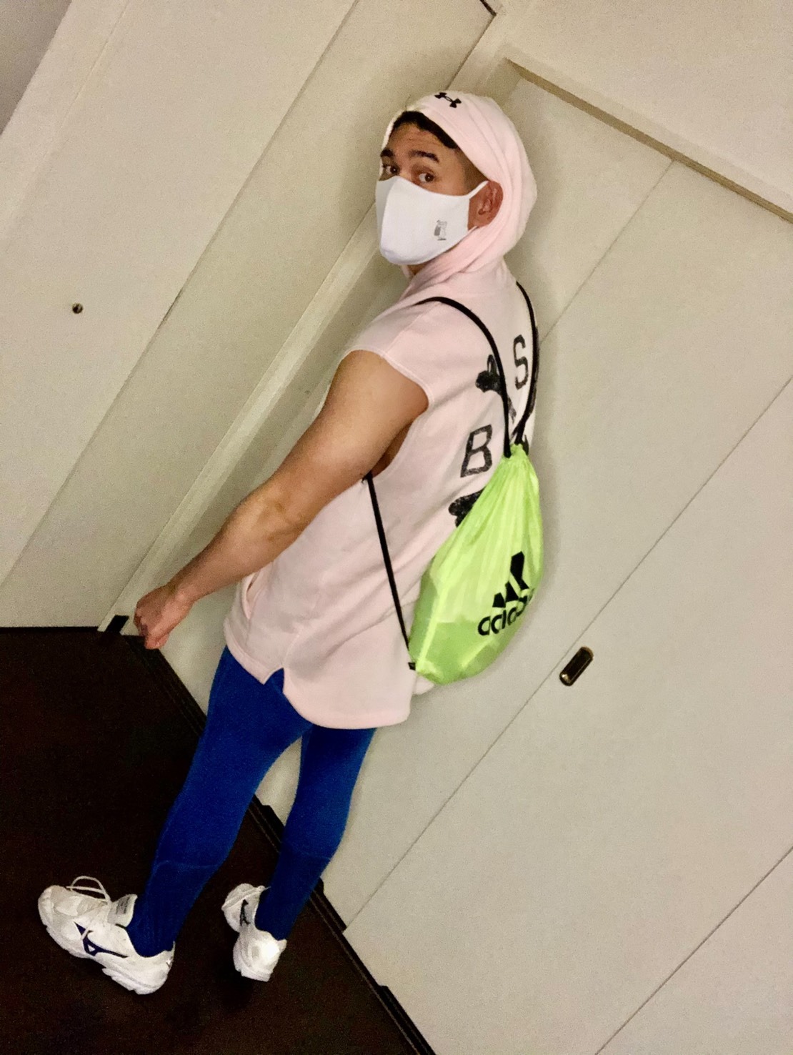 袖なしのパーカーは、動きやすさと開放感が抜群。