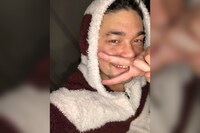 リラックスムードのふわふわウェアでピース。