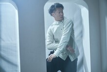 踊る「熊谷拓明」カンパニー 新作公演「舐める、床。」ビジュアル（撮影：川面健吾）